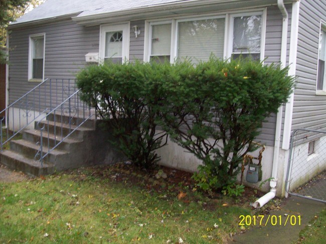 Building Photo - 14930 E Riverside Dr