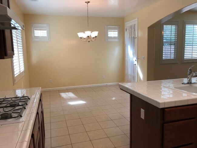 Building Photo - $2,195 Gated Community & Pool, Fig Garden ...