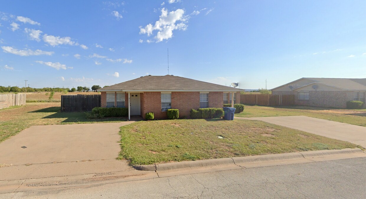 Foto principal - 311 Bluebonnet Dr