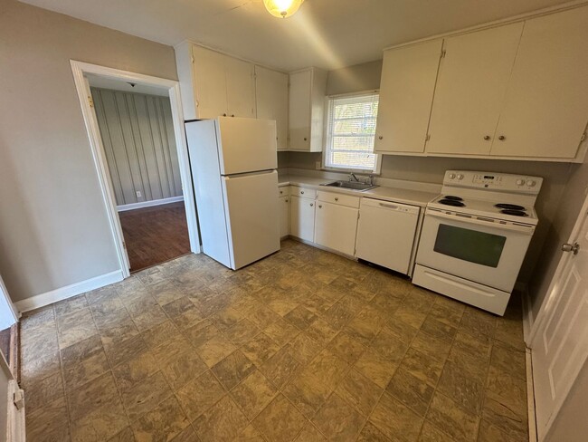 Building Photo - 3 Bedrooms, 1 Bathroom - Home in Rosemont ...