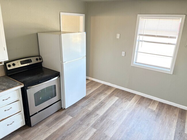 Building Photo - Cute Newly Remodeled!! Available Now! Sect...