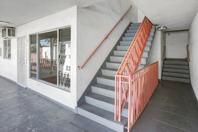 Building Photo - 7570 Romaine St