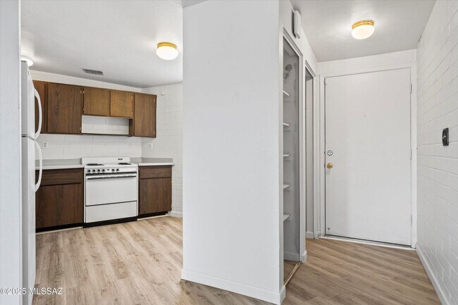 Building Photo - Move In Ready Unit! 1 Bed 1 Bath New Flooring!