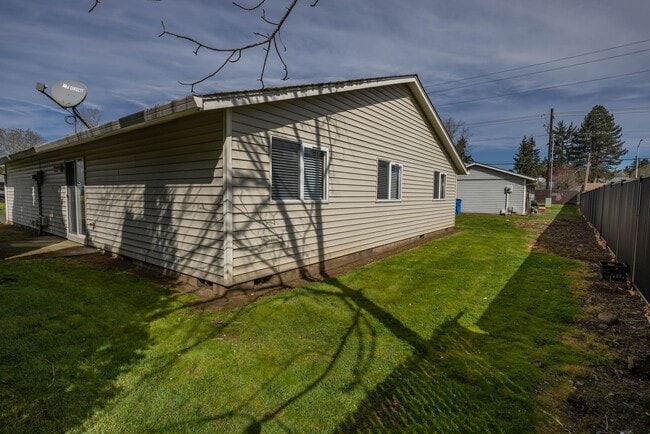 Foto del edificio - One Level Ranch Home - Three Bedrooms - Updated in 2024