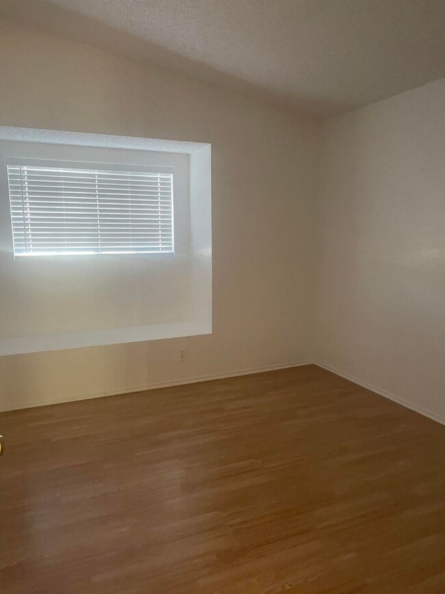 Building Photo - 3 br, 2 bath House - 23643 ASHWOOD AVE