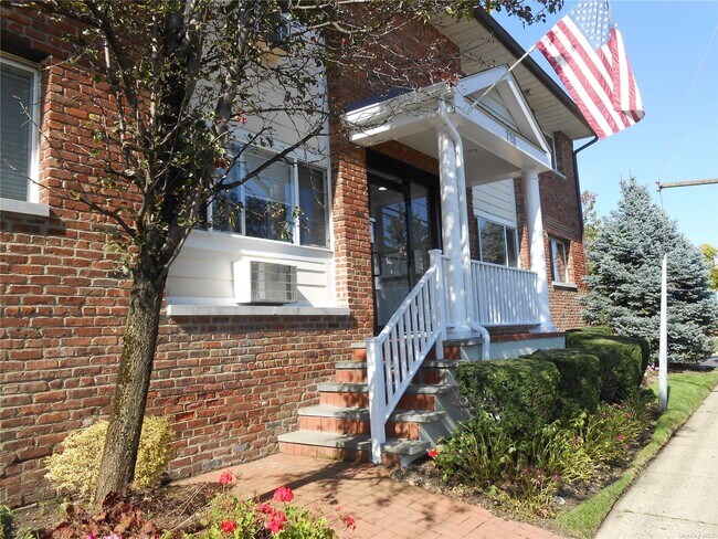 Building Photo - 725 Willis Ave