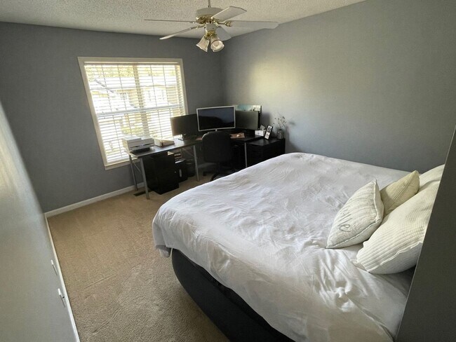 Foto del edificio - 404 Sandy Oak Dr