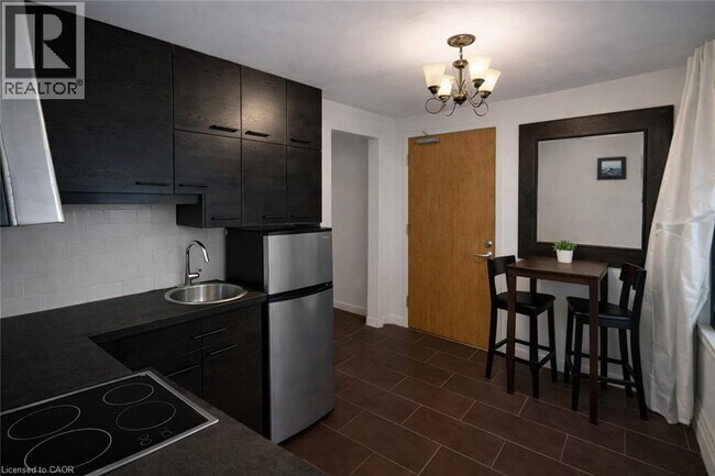 Building Photo - 237 James St N