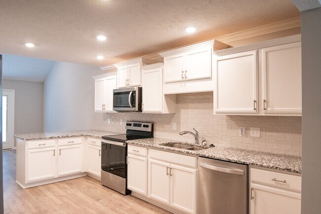 Foto del edificio - Fantastic, end-unit townhome in desirable Shelton Crossing!