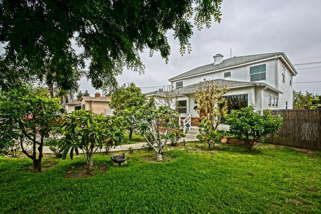 Foto principal - REMODELED, BRIGHT & SPACIOUS, 2-STORY HOME...