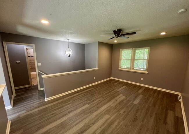 Building Photo - Sweet 3 bedroom, 1.5 bathroom duplex in In...