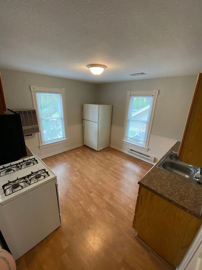 Building Photo - Newly Updated 2 Bedroom