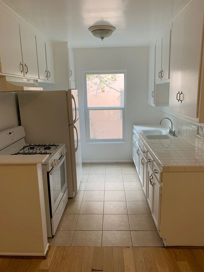 Foto del edificio - 935 N Genesee Ave