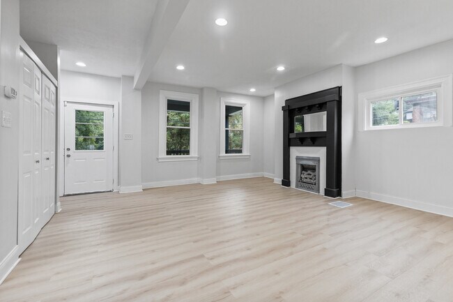 Foto del edificio - 392 Calderwood Ave