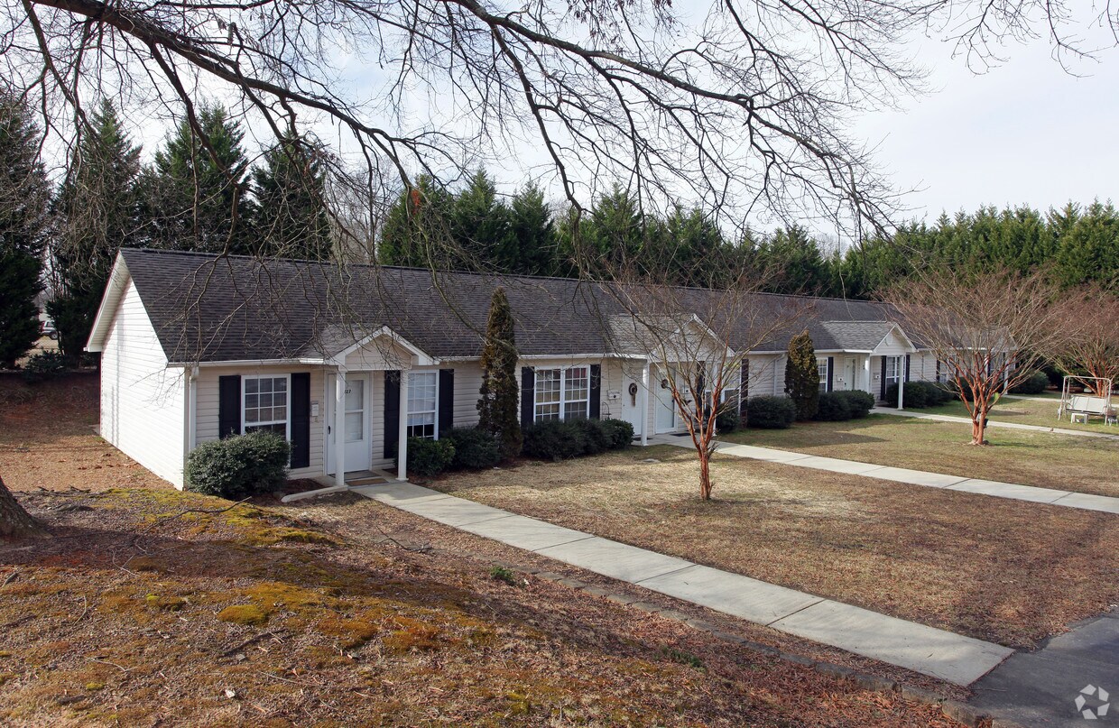 215227 b St, Dallas, NC 28034 Apartments in Dallas, NC