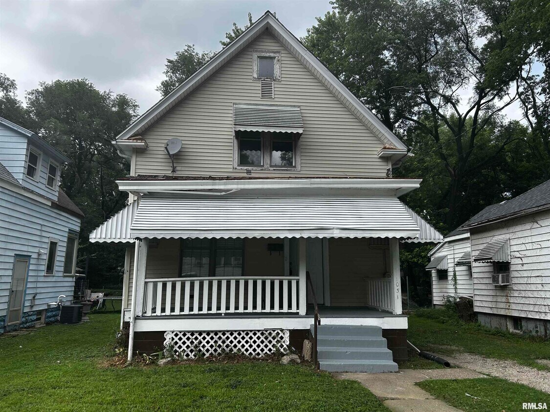 Primary Photo - 1031 E Behrends Ave