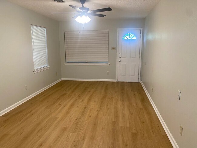 Foto del edificio - 7813 Pruitt Dr