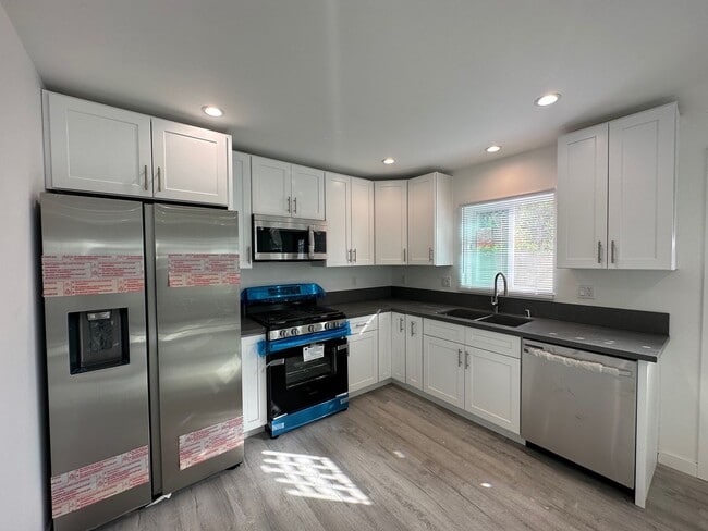 Building Photo - Brand New and Stunning  3+2 ADU on a pictu...