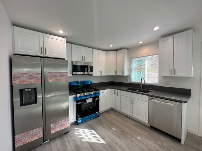 Foto del edificio - Stunning 3+2 ADU on a picturesque street i...