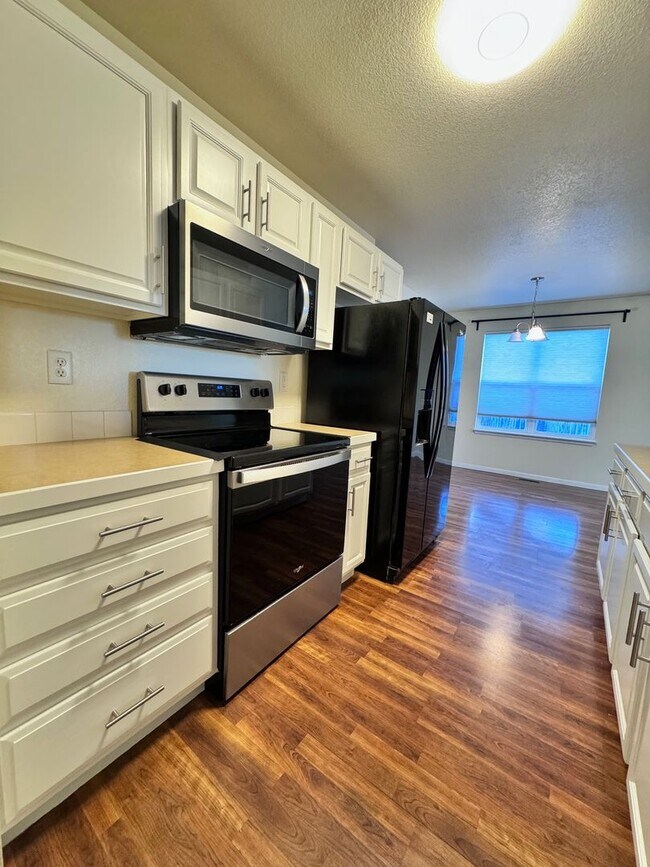 Building Photo - Great Home with Large Back Yard