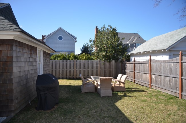 A shared yard and common area... - 632 Main Ave