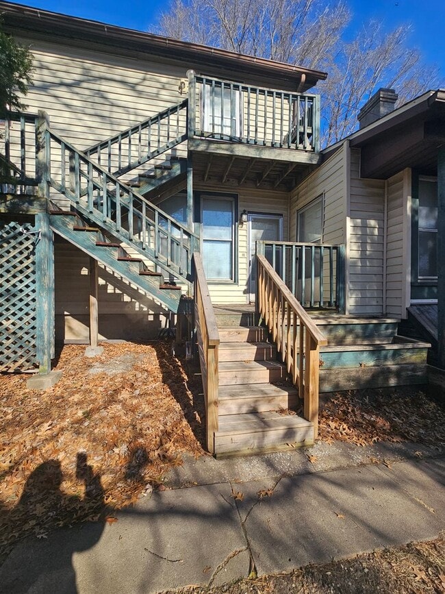 Building Photo - 929 Bridge