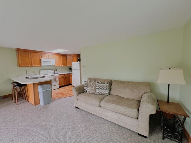 Foto del edificio - 1-Bedroom Apartment with Panoramic Wooded ...