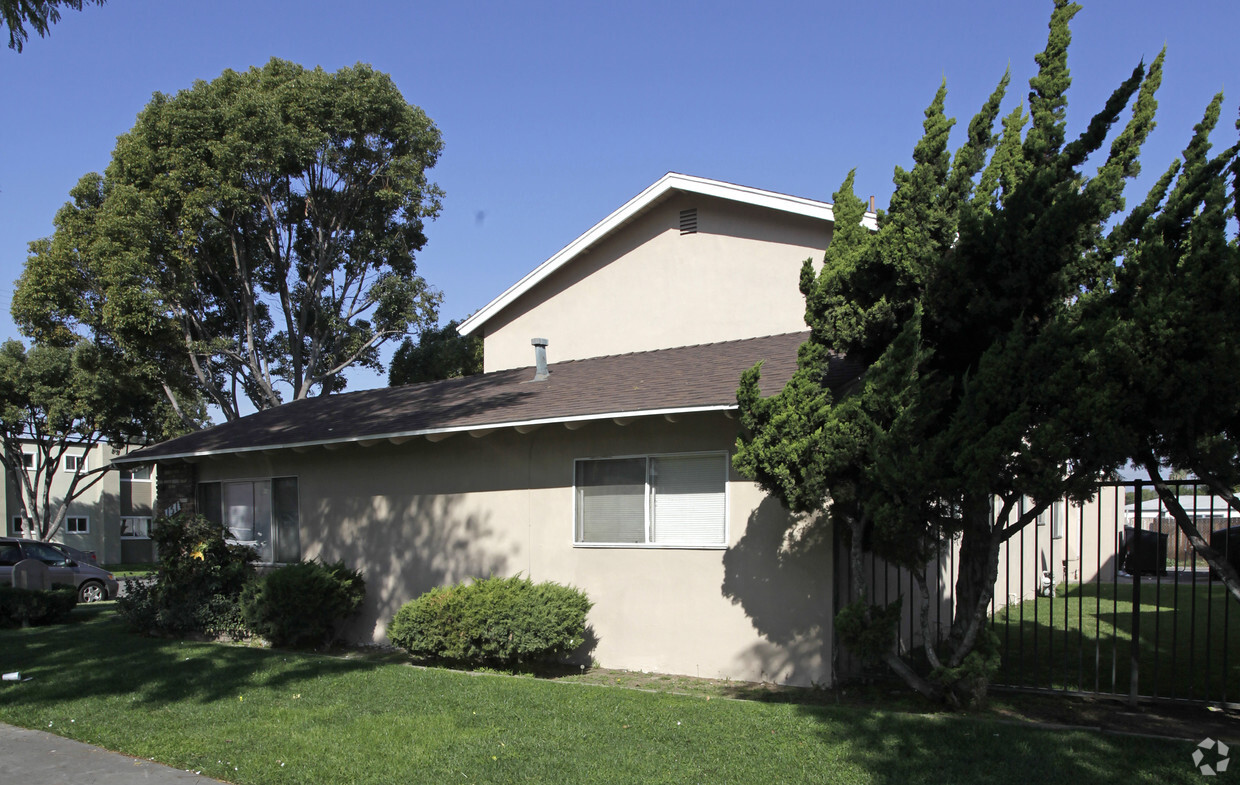Building Photo - The Braewood