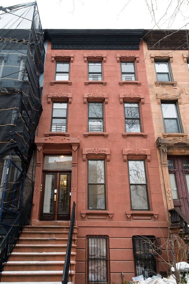 Building Photo - 255 Madison St