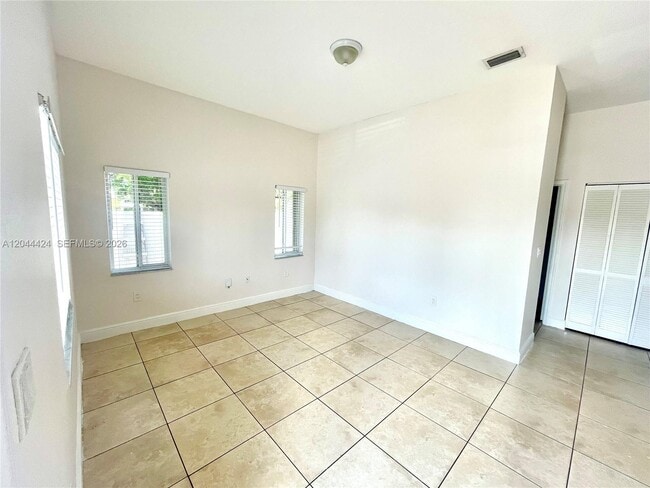 Foto del edificio - 2487 W 5th Ct