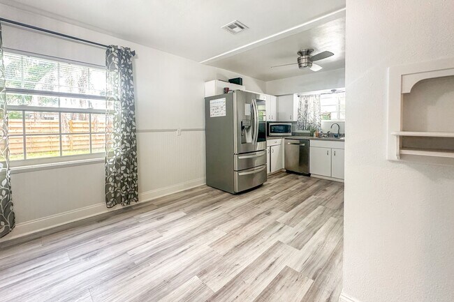 Building Photo - Spacious, Pet Friendly, 2 Bed Home with La...
