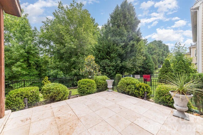 Foto del edificio - 3004 Fallondale Rd