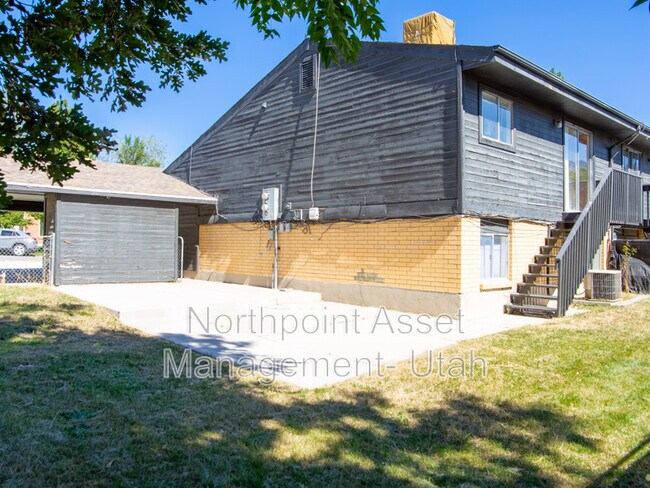 Building Photo - 550 E Delno Cir