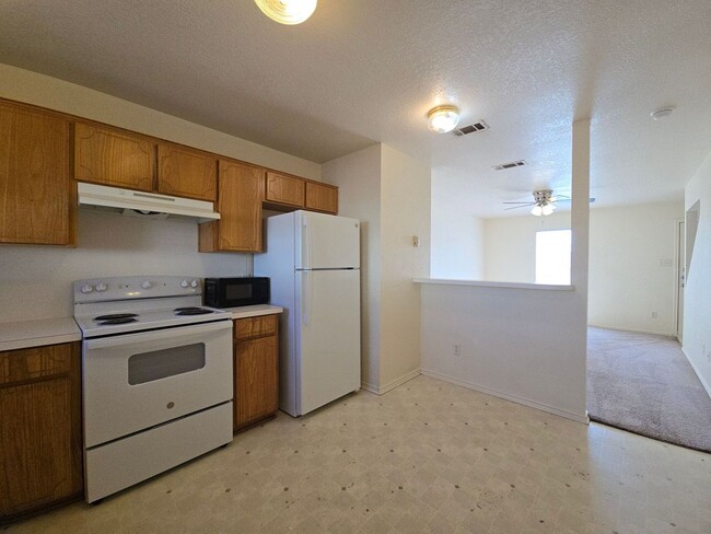 Building Photo - RENT SPECIAL - AVAILABLE NOW!