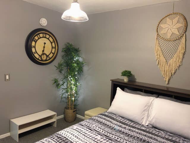 Guest Bedroom - 918 College W St