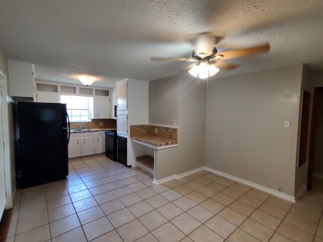 Building Photo - 4805 Lawndale Ave