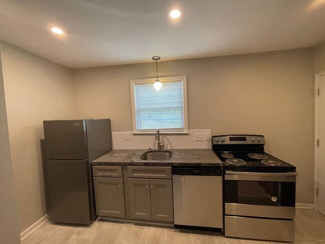 Building Photo - Charming 1-Bedroom Condo in Prime Selwyn L...