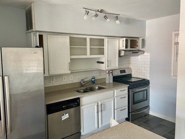 Kitchen - 2421 Barracks Plz