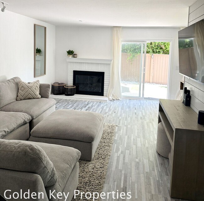 Foto del edificio - Remodeled townhome located in the Cape at ...
