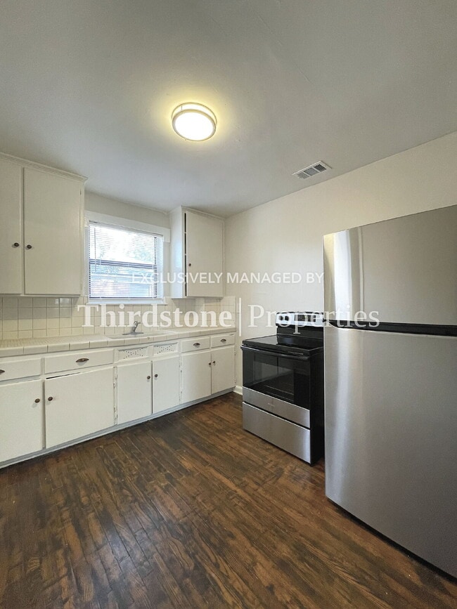 Building Photo - 809 McDuff Ave S