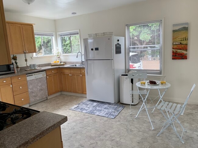 Cocina equipada con lavadora, secadora, estufa, lavavajillas y refrigerador - 4092 Howard Ave