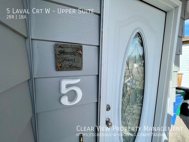 Building Photo - Recently renovated 2 bed, 1bath upper suit...