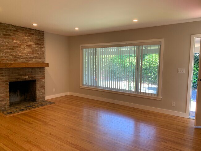 Building Photo - 2065 Oakwood Dr