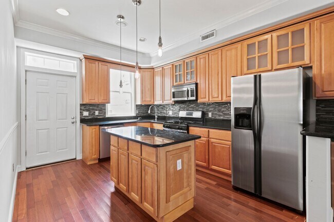 Building Photo - Large 3 BED 1.5 BATH HOUSE WITH A BACKYARD
