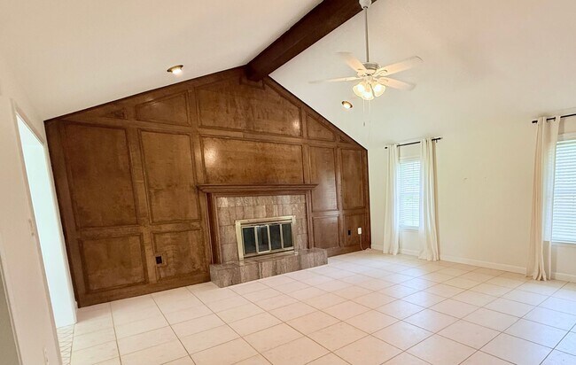 Building Photo - New Listing!