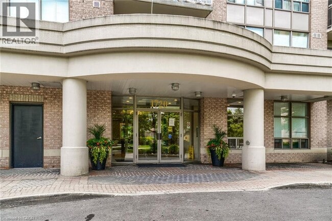 Photo du bâtiment - 1720 Eglinton Ave E