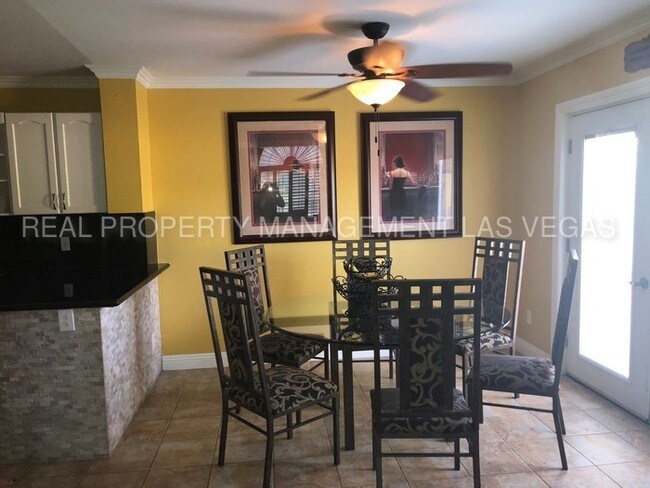 Foto del edificio - BEAUTIFUL 2 BEDROOM TOWNHOUSE!
