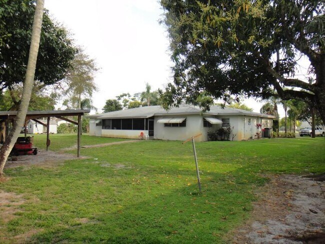 Foto del edificio - 5551 Johnson Rd