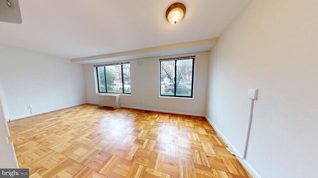 Foto del edificio - 5112 MacArthur Blvd NW