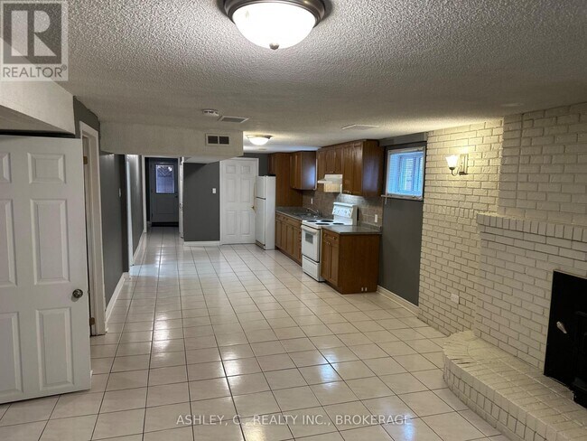 Building Photo - 2546 Palisander Ave